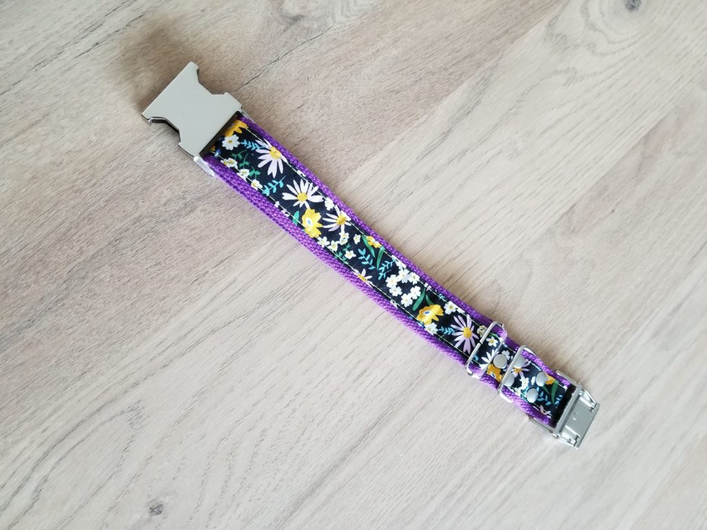 collier 30 violet fleurs metal dessus