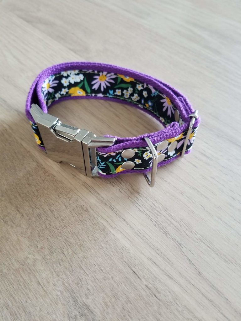 collier 30 violet fleurs metal detail boucle