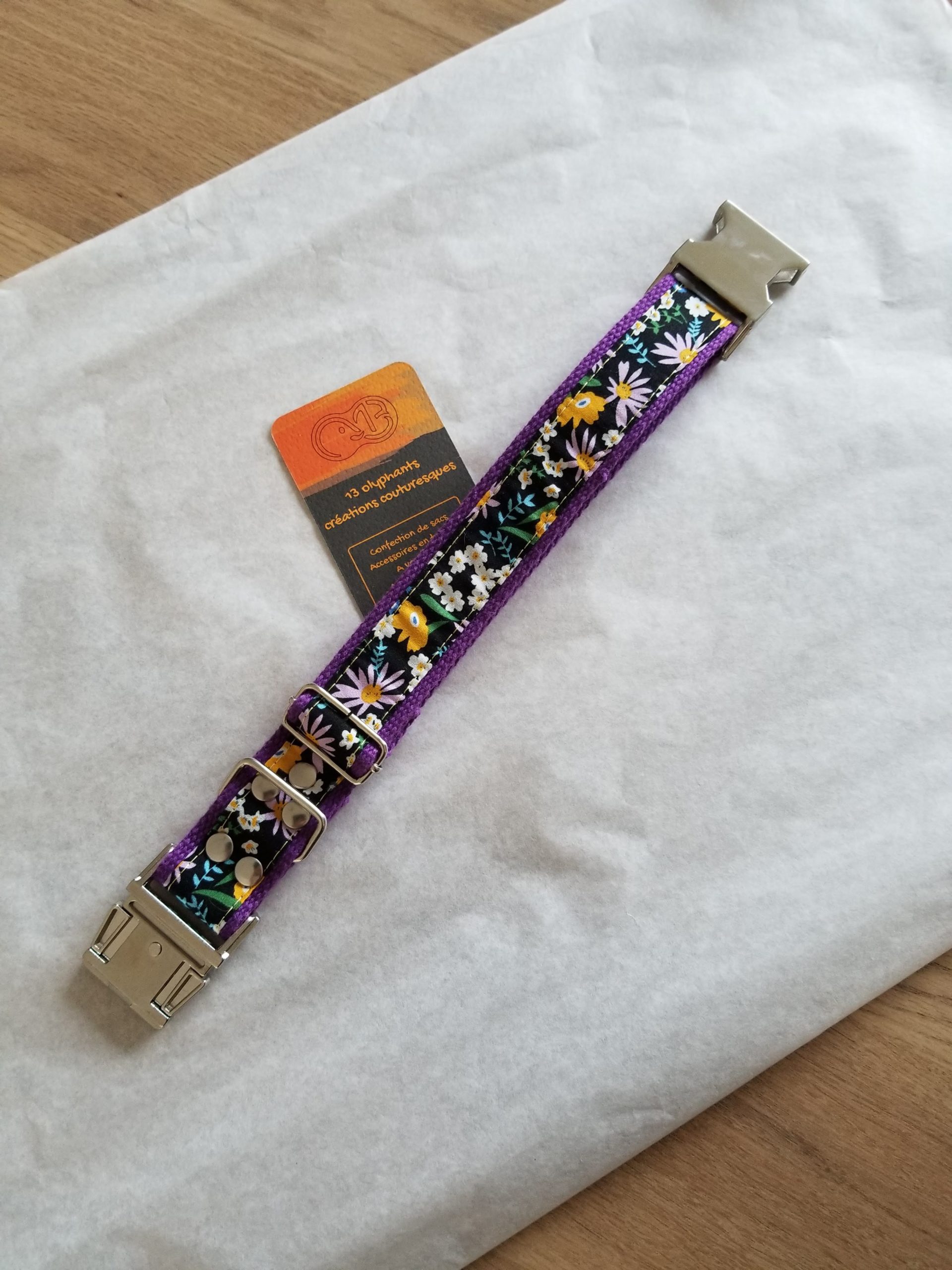 collier 30 violet fleurs metal emballage