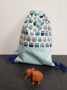 sac a dos malou motifs hibous bleu en haut et coton uni bleu en bas